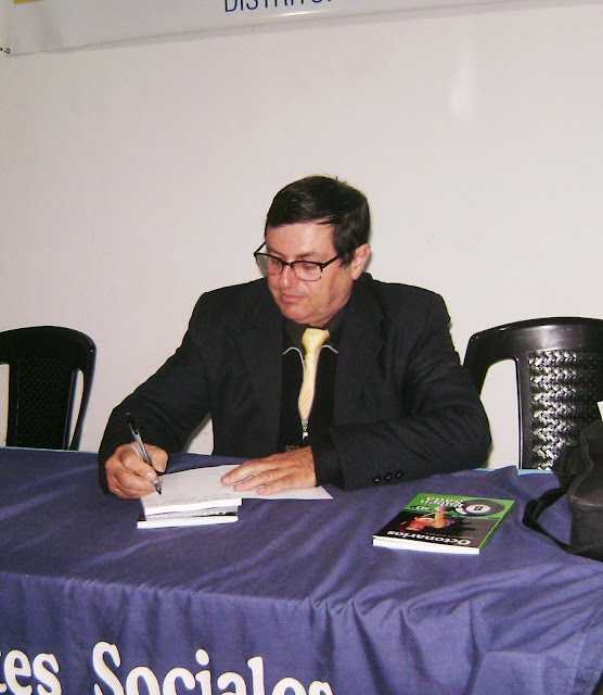Rubén Sada escribiendo