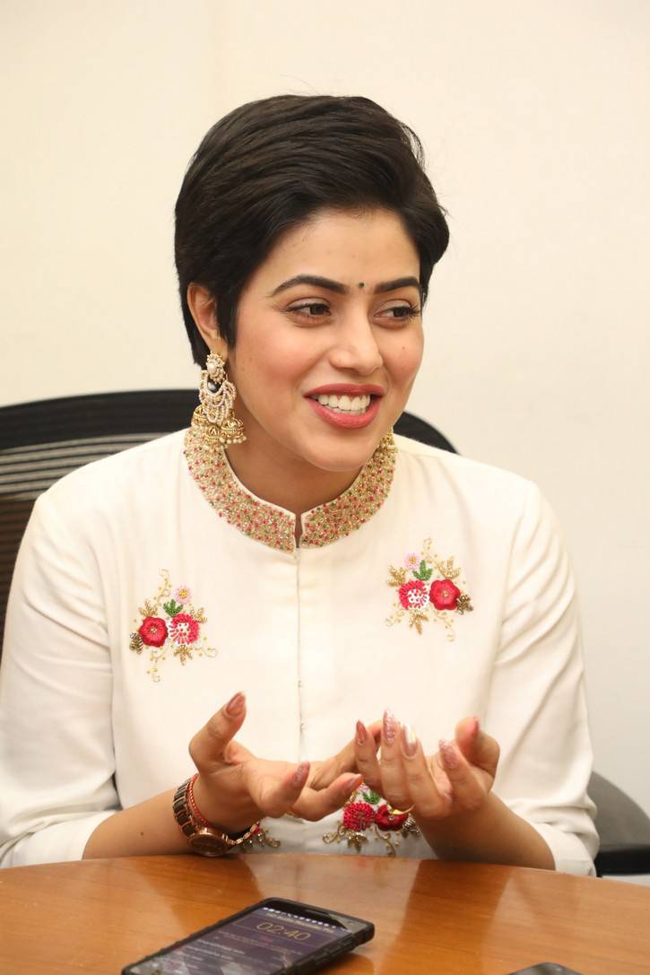 Telugu Actress Poorna In White Dress At Savarakathi Press Meet