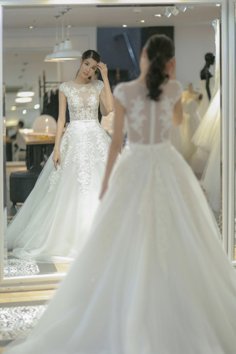 Mạc Hồng Quân chi mạnh tay tặng Kỳ Hân 4 chiếc váy cưới - Ảnh 7 Mac Hong Quan chi manh tay tang Ky Han 4 chiec vay cuoi - Anh 7