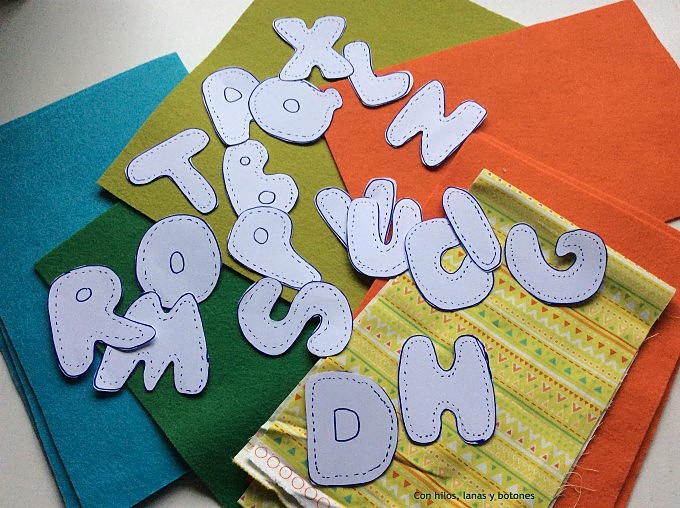 Con hilos, lanas y botones: Llaveros con iniciales