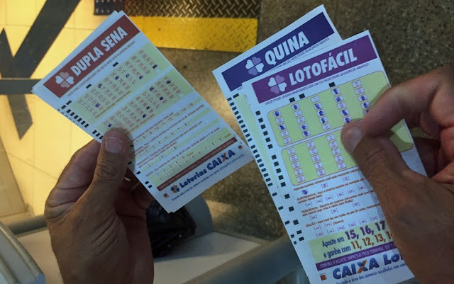 Foto com os cartões de jogo da Dupla sena, Quina e Loto Fácil