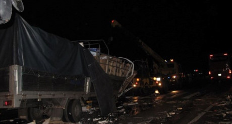 Tin tai nan giao thong ngay 22/6: Xe tai dam container, 3 nguoi chet - Anh 2