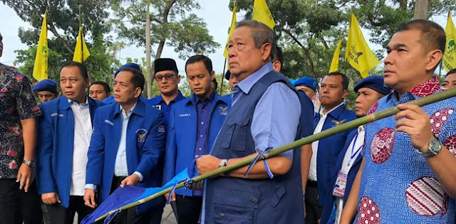 Mengalah, SBY Minta Semua Atribut Partai Demokrat Diturunkan Mengalah, SBY Minta Semua Atribut Partai Demokrat Diturunkan