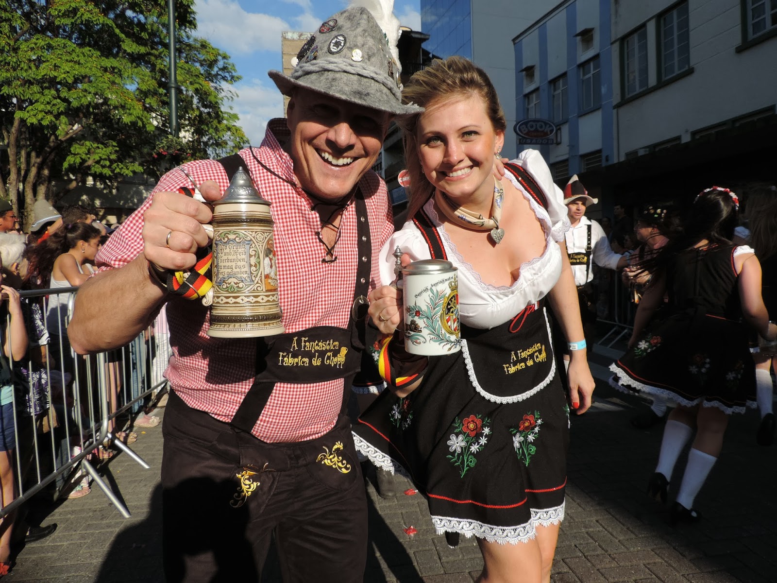 Resultado de imagen para oktoberfest blumenau frida y fritz
