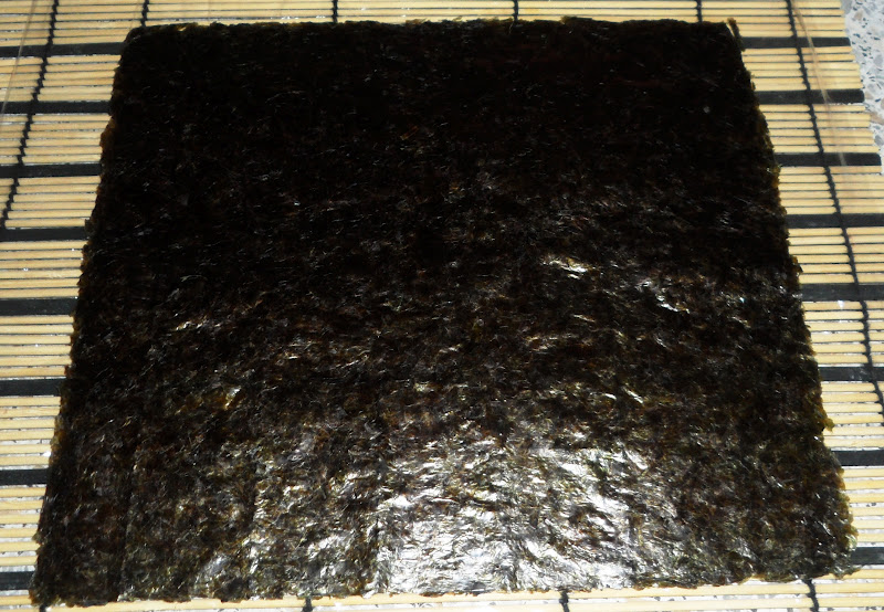 Шершавая сторона лист нори. На какую сторону листа нори выкладывать рис. На какую сторону листа нори выкладывать рис. Лист нори на циновке. Лист нори на циновке.