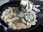 Piept de pui cu sos alb preparare reteta - scoatem carnea prajita din tigaie