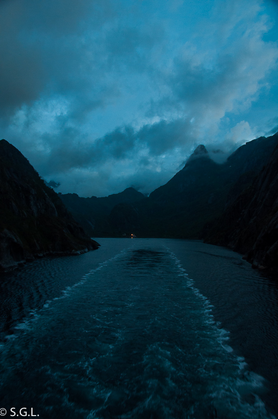 Trollfjorden nocturna. Noruega