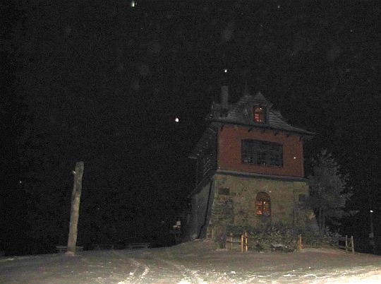 Schronisko PTTK na Luboniu Wielkim nocą.