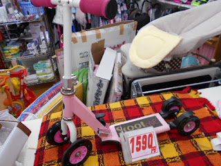 中古品ピンクのキックバイク１５９０円