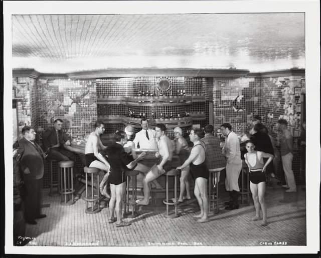 Old photos of new yorkers in suits and stockings to the beach Old photos of new yorkers in suits and stockings to the beach