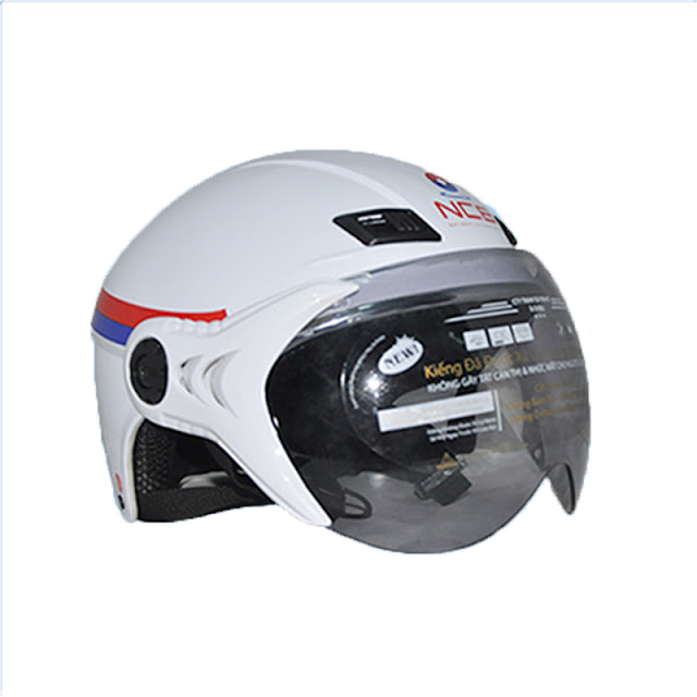 Nón bảo hiểm 07 Duy Nhất Tại Nón Mũ Kim Cương Thiết kế, SX, in trọn gói: Nón bảo hiểm, nón quảng cáo, nón quà tặng bảo hiểm. Nhận đơn hàng: Số lượng 100 - 10.000 chiếc với GIÁ không đâu rẻ hơn Được sản xuất từ 100% nhựa ABS đảm bảo chất lượng và tính năng va đập cao cùng với lớp xốp dày cứng vừa vặn, bám chặt với phần vỏ giúp triệt tiêu hoàn toàn xung lực từ bên ngoài tác động vào, ôm trọn đầu, trọng lượng được phân bố đều không gây nặng đầu tạo cảm giác thoải mái cho người sử dụng. Vải lót được sử dụng xử lý kháng khuẩn và hút ẩm cao, tạo cảm giác êm ái và thoáng mát. Khóa và dây đai chịu được lực mạnh, độ dài tùy chỉnh phù hợp với mọi đối tượng. → Miễn phí giao hàng toàn khu vực Tp. Hồ Chí Minh LIÊN HỆ NGAY 0935 35 6986
