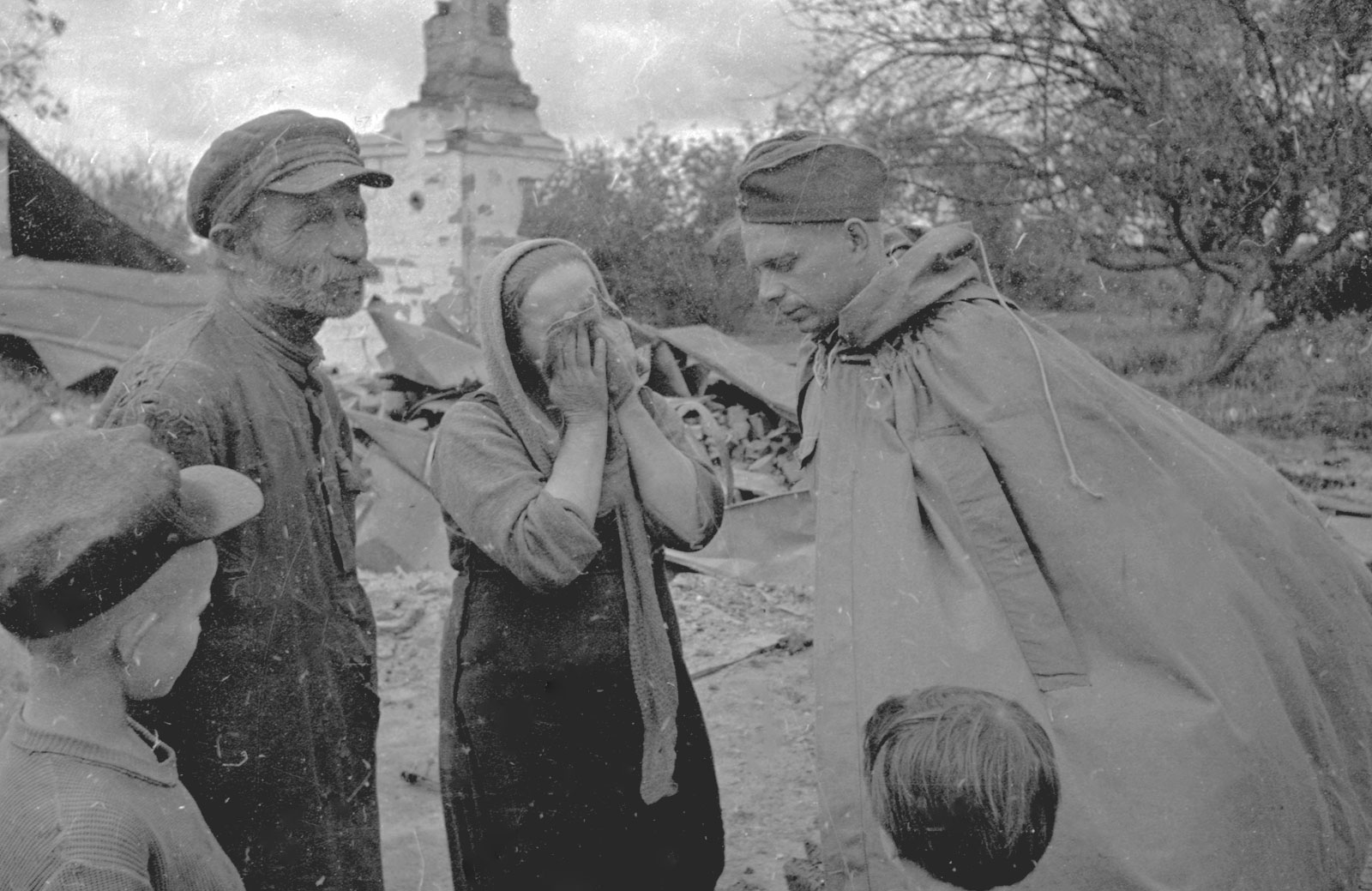 В военные годы переехали в. Фотохроника войны 1941-1945. Мать солдата ВОВ. Снимки Великой Отечественной войны.