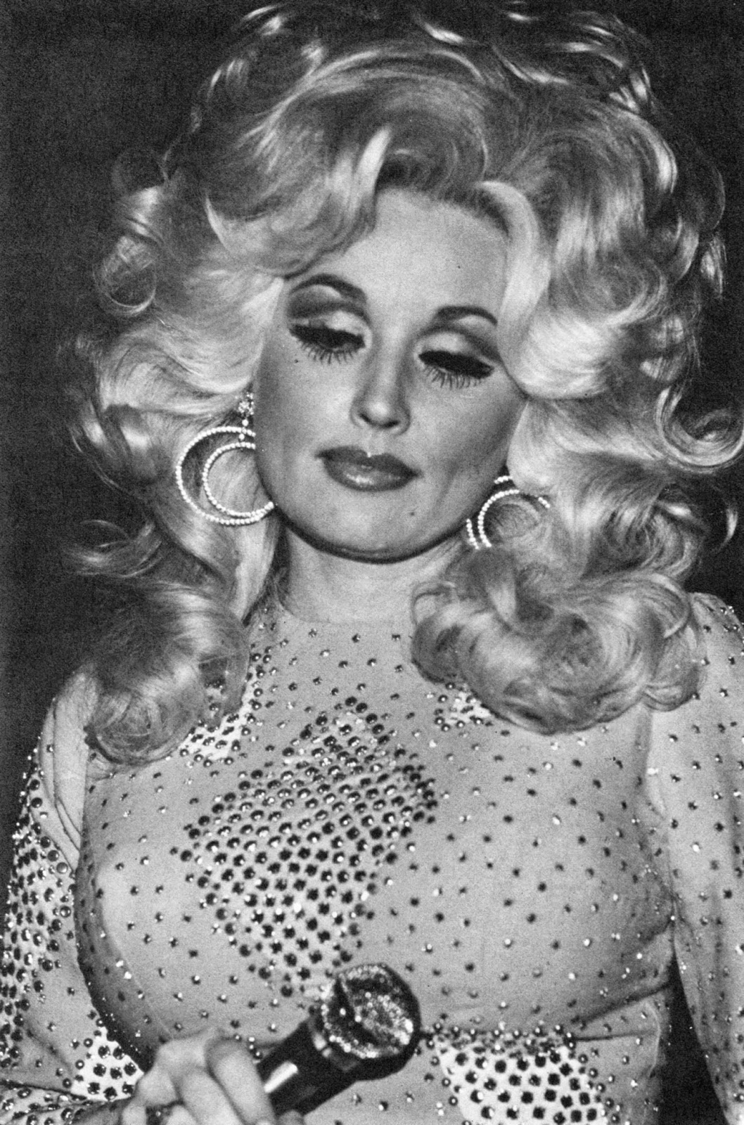20 Beautiful Portrait Photos Of Dolly Parton In The 1970s ~ Vintage Everyday