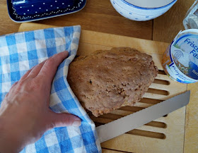 Rezept: Leckeres Brot backen - ganz einfach über Nacht! Ihr mögt frisches Brot, habt aber wenig Zeit? Ich habe für Euch ein Rezept, bei dem Ihr den Teig über Nacht einfach im Kühlschrank gehen lasst. Am nächsten Morgen nur noch im Ofen backen - und fertig :) Auf Küstenkidsunterwegs zeige ich Euch, wie dieses einfache Back-Rezept mit Hefe gelingt.