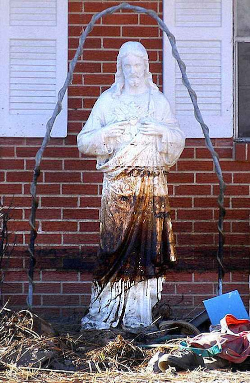 O Sagrado Coração de Jesus foi posto para proteger a casa. E resistiu ao furacão Katrina, Nova Orleans, EUA, 2005.