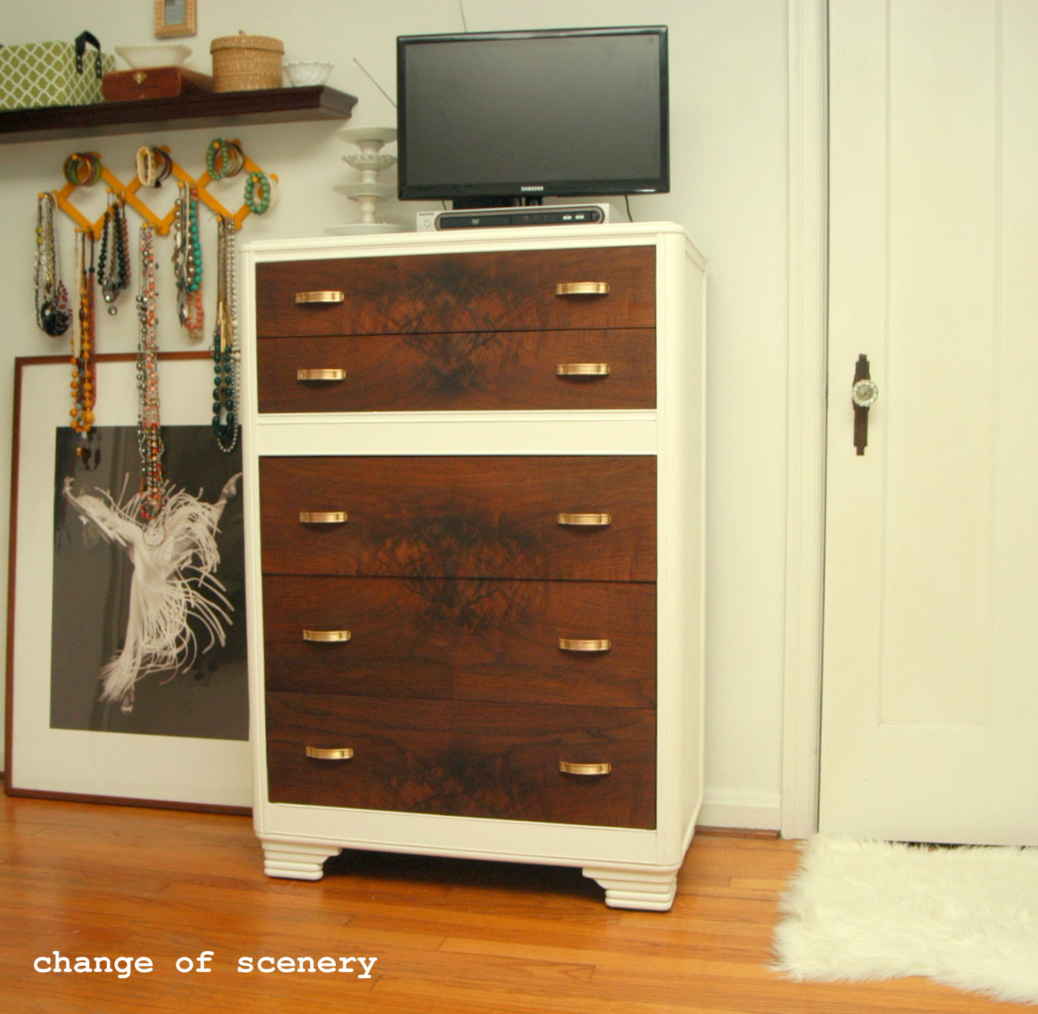 change of scenery someone's got a brand new dresser.