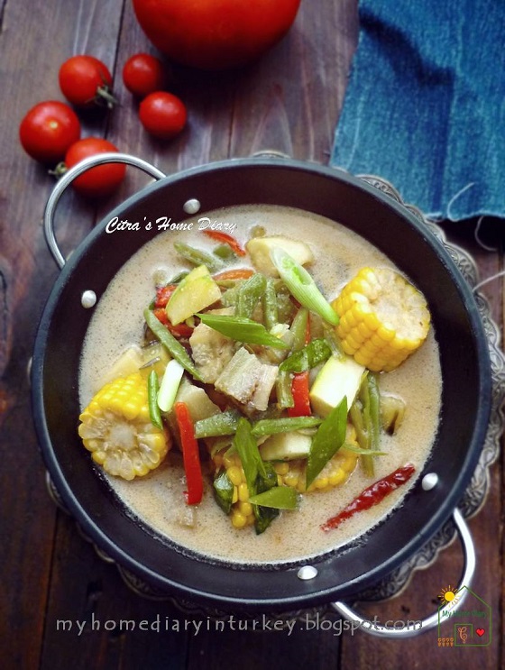 Indonesian mix vegetables cook in coconut milk / Resep Sayur Lodeh. #sayurlodeh #Indonesianfood #coconutmilk #vegetariancurry #tofu #tempeh #vegancurryrecipe