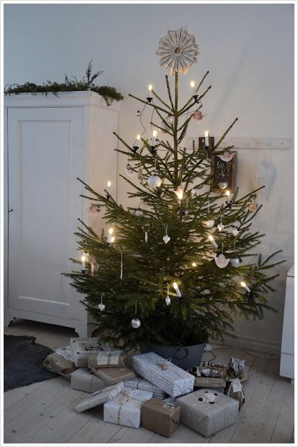 32 Ways to Decorate with Stars for Christmas - Hello Lovely