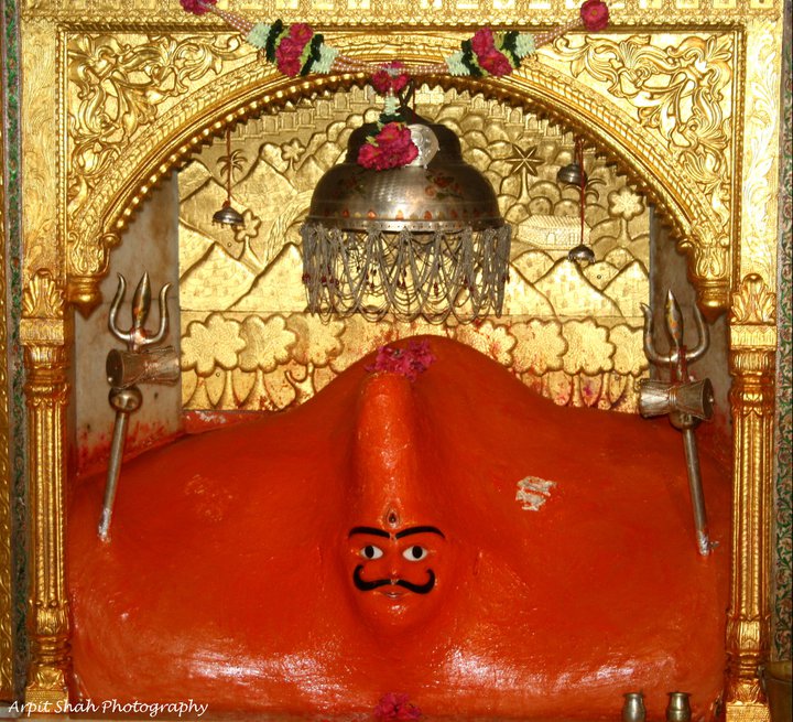 File:Gupti Dham - Neminatha statue.jpg - Wikimedia Commons