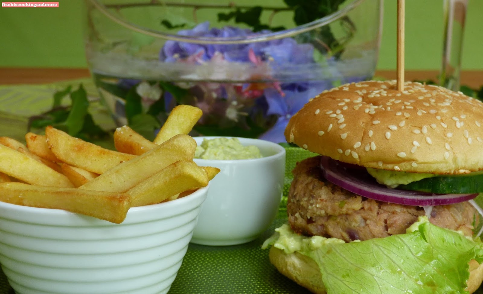 würziger thunfischburger mit avocadocreme und mccain pommes