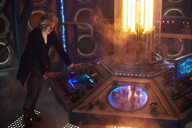 'Doctor Who: Twice Upon a Time' cierra una era enorgulleciéndose de su pasado y mirando hacia el futuro