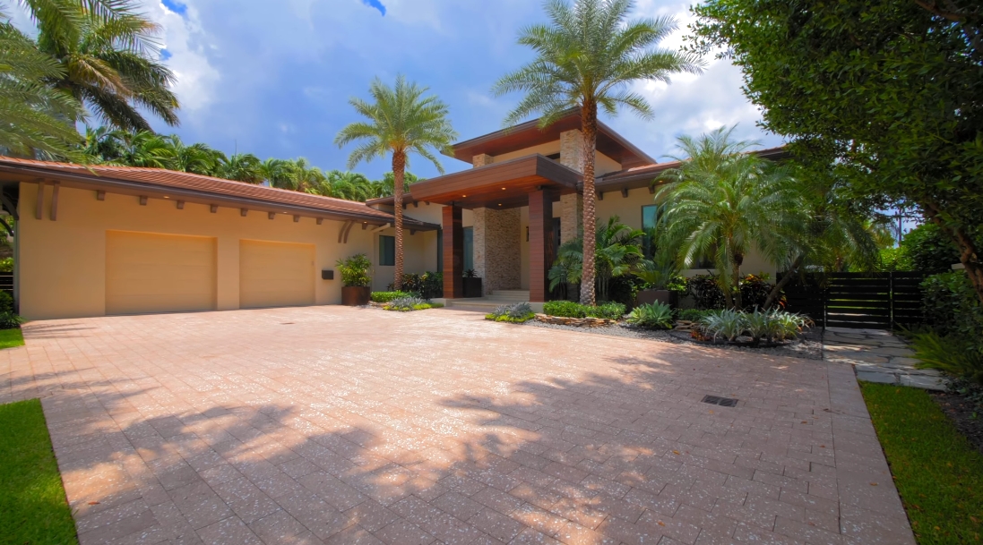 44 Photos vs. 919 S Southlake Dr, Hollywood, FL Luxury Home Interior Design Tour