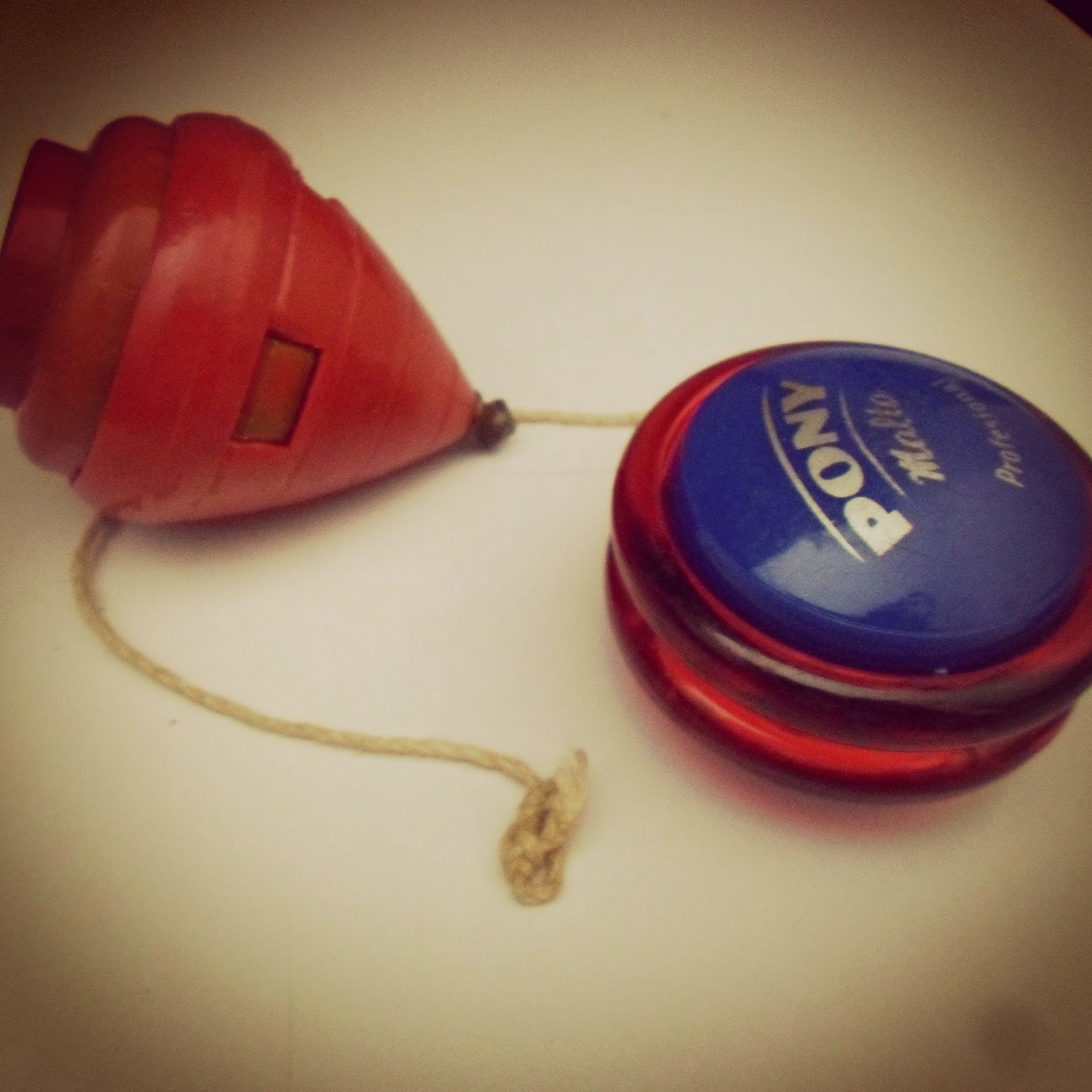 La chica del yoyo rojo JUGUETES, HISTORIAS ENTRE TODOS