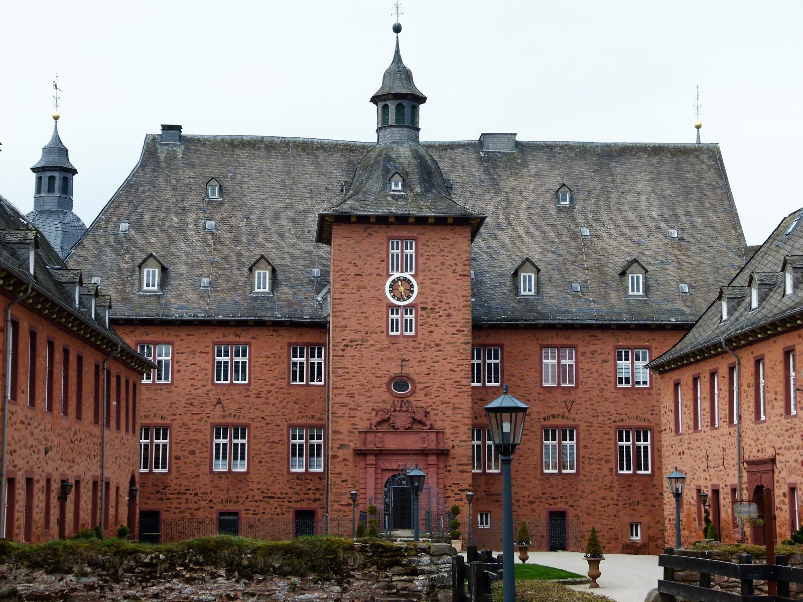Dachgeschoss links Schloss Adolfsburg