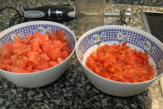 Tomate y sandia cortado a trocitos para gazpacho.