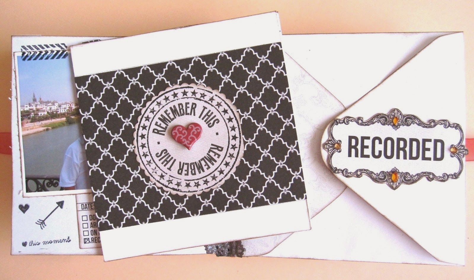 foto 8 decoración interior LOVE mini-album con portada tarjeta tríptico decorada con papel decorado en blanco y negro con un brad en forma de corazón en el centro