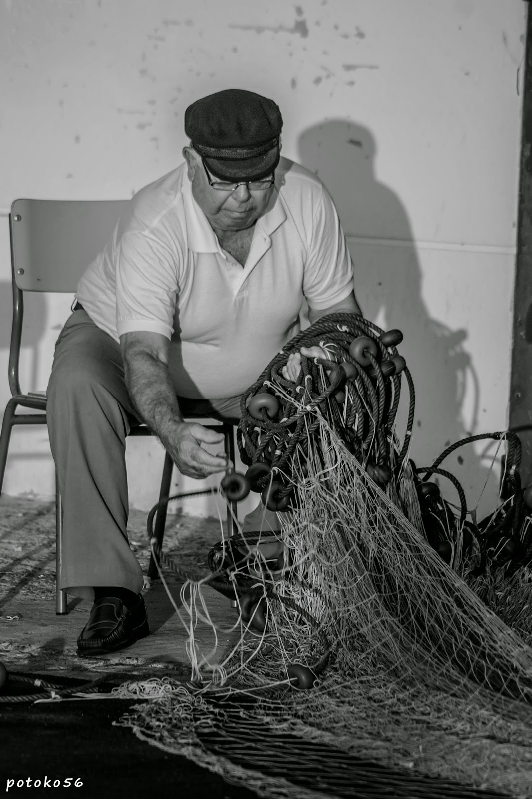 marinero preparando las artes de pesca en Rota