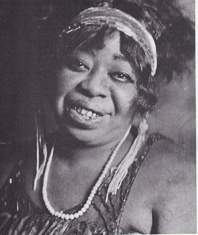 Ochtendhumeur met brede opklaringen Ma Rainey Shave 'em dry blues (1924)