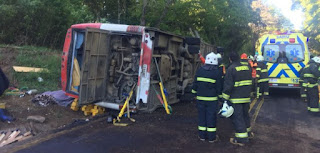 Araucanía: A 11 suben los fallecidos y 17 heridos tras volcamiento de Bus que circulaba con delegación de funcionarios municipales y adultos mayores del Cesfam de Tirúa Araucanía: A 11 suben los fallecidos y 17 heridos tras volcamiento de Bus que circulaba con delegación de funcionarios municipales y adultos mayores del Cesfam de Tirúa