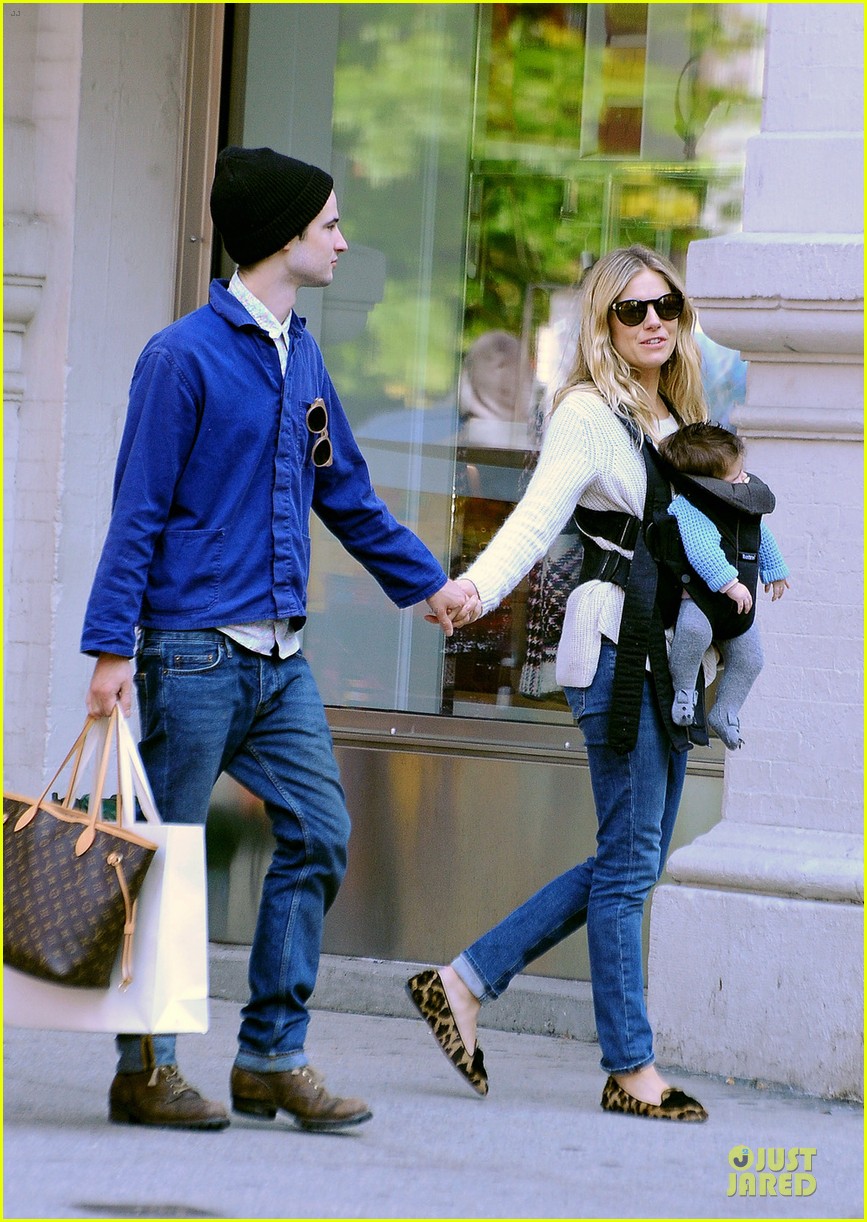 мужчины носят женские сумки. мужчины носят женские сумки. клетчатая сумка луи виттон. парень сженскай сумкай. вещи европейцы.