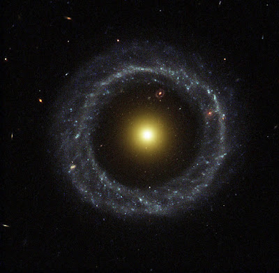 المجرة الحلقية (ring galaxy)