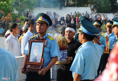 Nhoi dau phut tien dua Dai ta Tran Quang Khai ve dat me - Anh 3