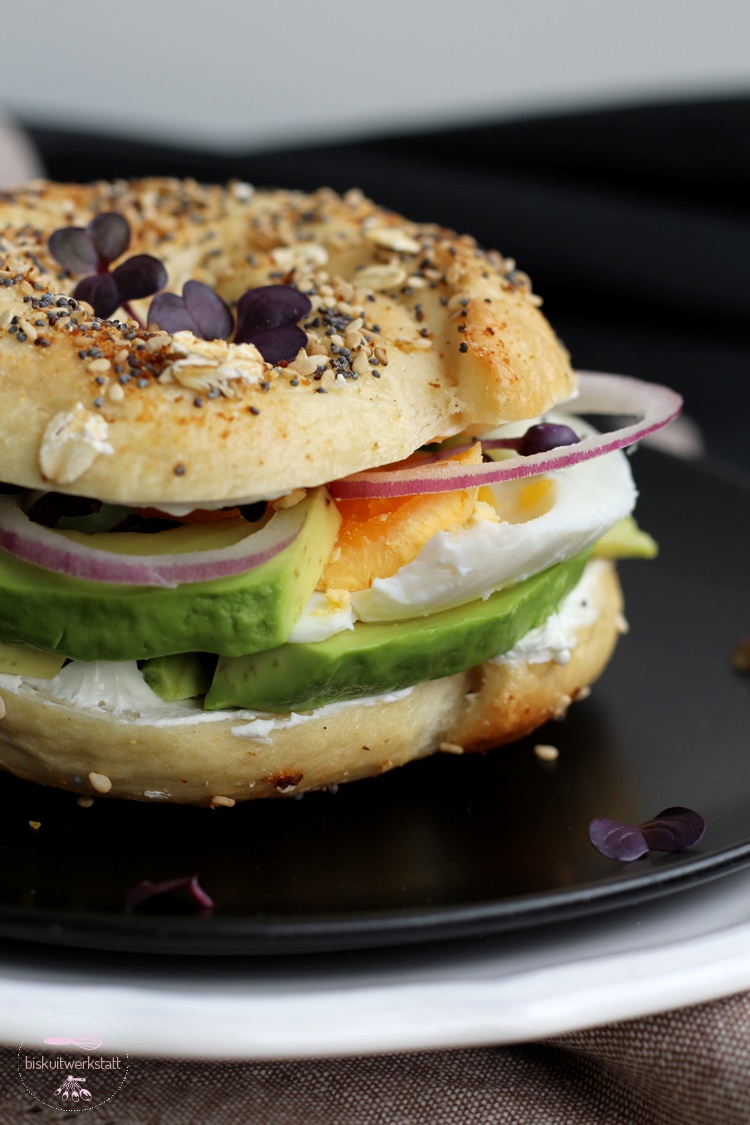 Everything Bagel mit Avocado und Ei [Frühstück deluxe] - Biskuitwerkstatt