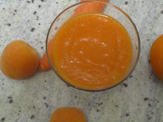 verre de smoothie bonne mine abricots carotte et orange. Consistance assez épaisse.