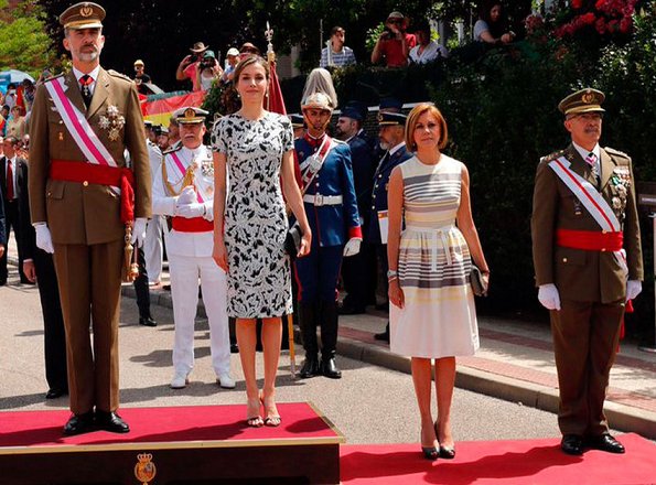 Queen Letizia wore Carolina Herrera Parrot Tulip Fil Coupe Sheath Dress and sandals, Letizia carried Carolina Herrera Clutch bag
