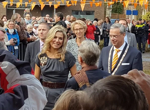 Queen Maxima wears Natan dress, Natan belt, Natan pumps, Natan jewelery earrings. Cartier diamond wristwatch