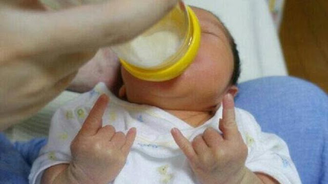 Foto Salam Metal dari Bayi Mungil Berusia 10 Hari Ini Bikin Heboh