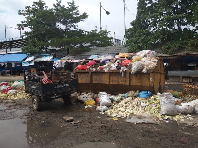 Pedagang Keluhkan Menumpuknya Sampah di Pasar Bandarjaya