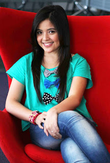 Artis Cantik Tasya Kamila pakain jenas putih  Baju biru seksi Artis Cantik Tasya Kamila