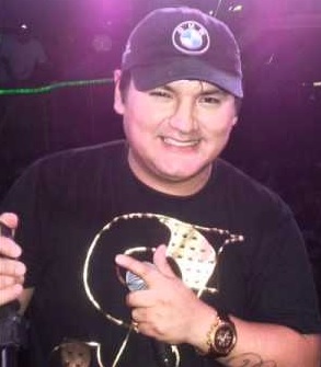 Chacalón Jr. Foto de Chacalón Jr. con el micrófono en la mano