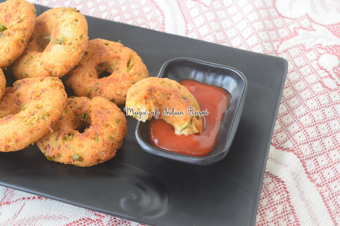 Instant Bread Medu Vada Recipe - इंस्टेंट ब्रेड मेदु वड़ा रेसिपी - Priya R - Magic of Indian Rasoi