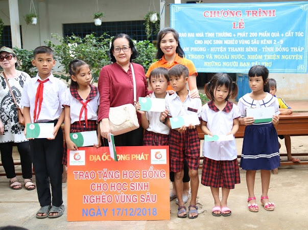 Địa Ốc Long Phát trao nhiều suất học bổng đến tay học sinh nghèo Đồng Tháp Địa Ốc Long Phát trao nhiều suất học bổng đến tay học sinh nghèo Đồng Tháp