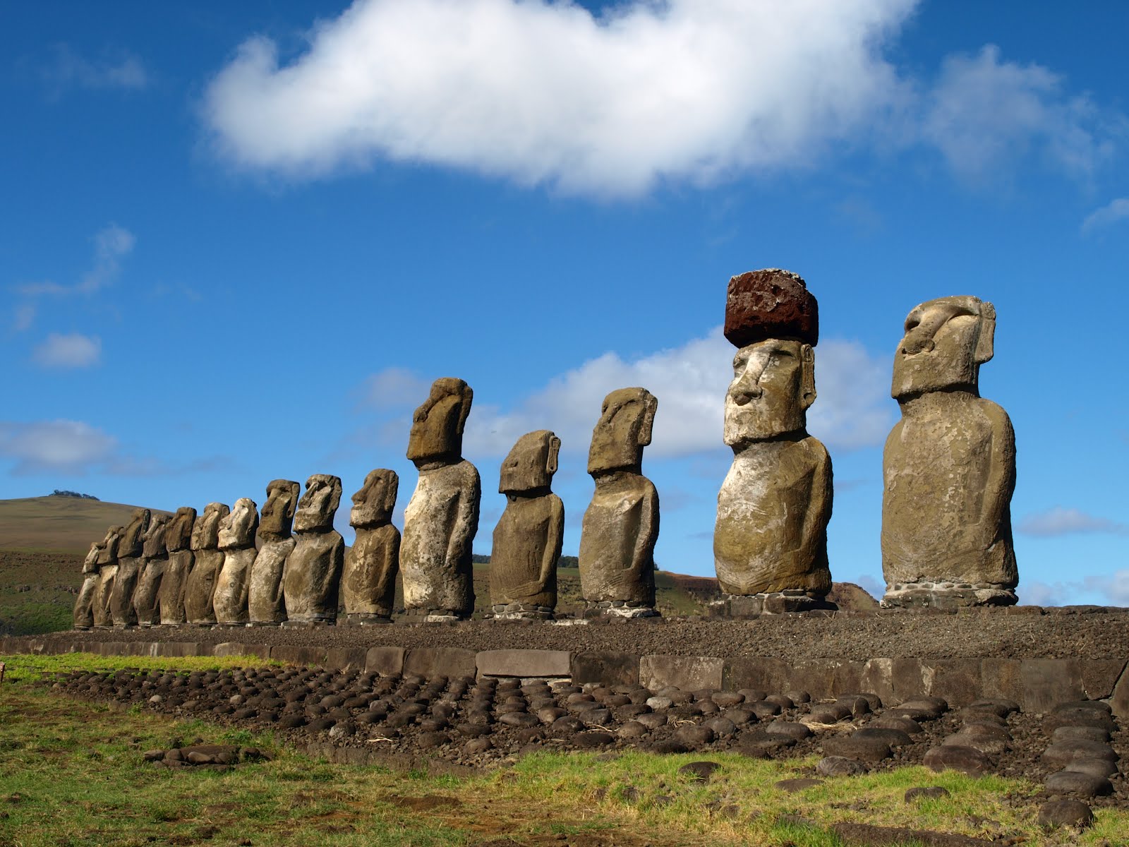 Где находятся идолы. Каменные истуканы острова Пасхи. Каменные статуи острова Пасхи. Остров Пасхи статуи Моаи. Каменные идолы Моаи.