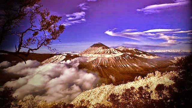 Puncak Gunung Jayawijaya di Papua