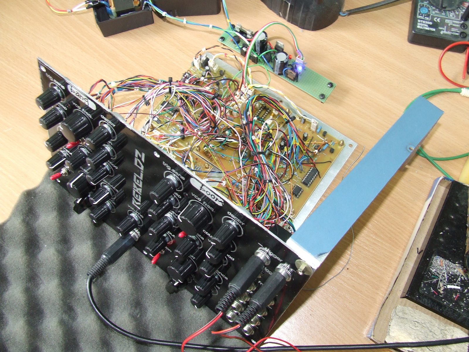 vinnui's DIY analog synthesizer Drum synthesizer construction 3