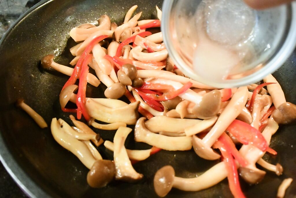 Recipes for Tom Eringi to shimeji no namuru / namul saute with king